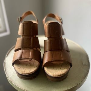 Korks Selyse Platform Leather Sandal in Tan